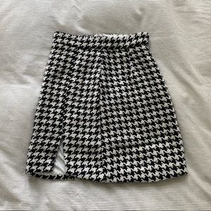 Houndstooth split hem skirt